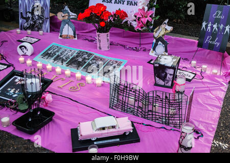 Memphis, Tennessee, USA. Août 16, 2015. Veillée aux chandelles organisée à Graceland d'Elvis Presley, décédé le 16 août 1977 Credit : Catherine Brown/Alamy Live News Banque D'Images