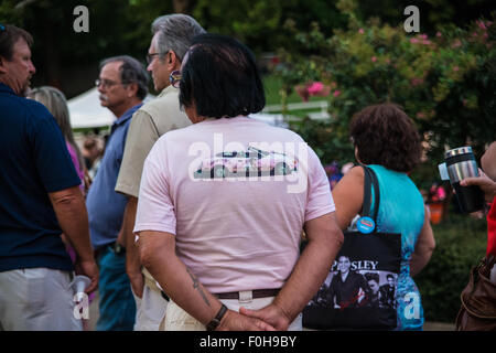 Memphis, Tennessee, USA. Août 16, 2015. Veillée aux chandelles organisée à Graceland d'Elvis Presley, décédé le 16 août 1977 Credit : Catherine Brown/Alamy Live News Banque D'Images