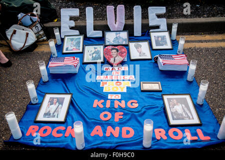 Memphis, Tennessee, USA. Août 16, 2015. Veillée aux chandelles organisée à Graceland d'Elvis Presley, décédé le 16 août 1977 Credit : Catherine Brown/Alamy Live News Banque D'Images