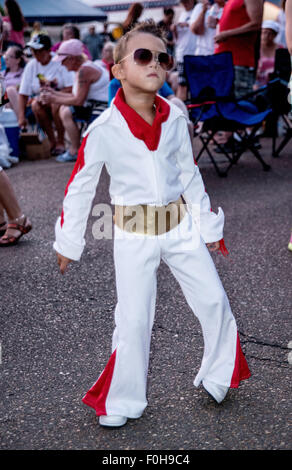 Memphis, Tennessee, USA. Août 16, 2015. Veillée aux chandelles organisée à Graceland d'Elvis Presley, décédé le 16 août 1977 Credit : Catherine Brown/Alamy Live News Banque D'Images