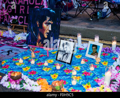 Memphis, Tennessee, USA. Août 16, 2015. Veillée aux chandelles organisée à Graceland d'Elvis Presley, décédé le 16 août 1977 Credit : Catherine Brown/Alamy Live News Banque D'Images