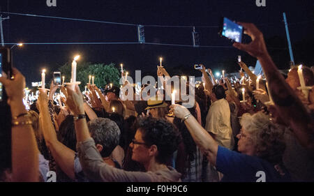 Memphis, Tennessee, USA. Août 16, 2015. Veillée aux chandelles organisée à Graceland d'Elvis Presley, décédé le 16 août 1977 Credit : Catherine Brown/Alamy Live News Banque D'Images