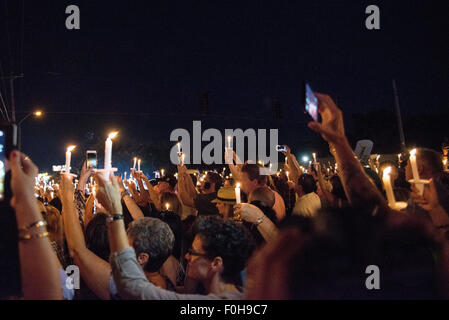 Memphis, Tennessee, USA. Août 16, 2015. Veillée aux chandelles organisée à Graceland d'Elvis Presley, décédé le 16 août 1977 Credit : Catherine Brown/Alamy Live News Banque D'Images