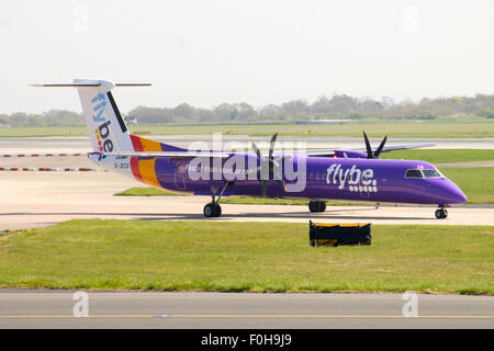 Flybe Bombardier Dash 8 (G-JECG) roulage sur l'aéroport de Manchester. Banque D'Images