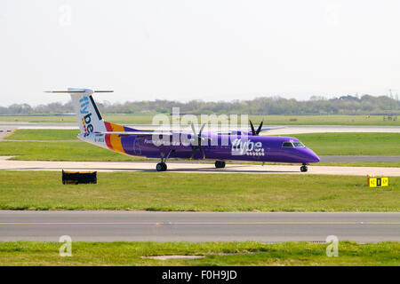 Flybe Bombardier Dash 8 (G-JECG) roulage sur l'aéroport de Manchester. Banque D'Images