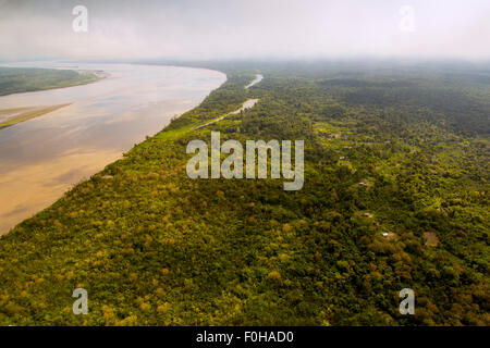 Amazon River par antenne, avec les colonies et secondaire, près de la forêt d'Iquitos, Pérou Banque D'Images