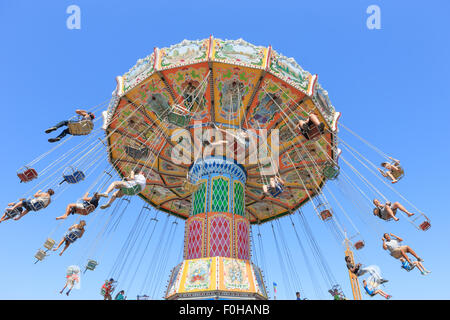 Les gens monter la vague Swinger à la foire de l'état de l'Ohio à Columbus, Ohio. Banque D'Images