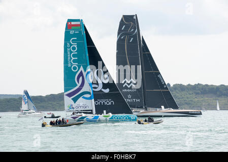 L'île de Wight, Royaume-Uni. 16 août, 2015. Yachts Sultanat d Oman 07 OMA et gènes X Mirabaud 1819 zénith au début de la Rolex Fastnet Race à Cowes, île de Wight, Angleterre, Royaume-Uni Banque D'Images