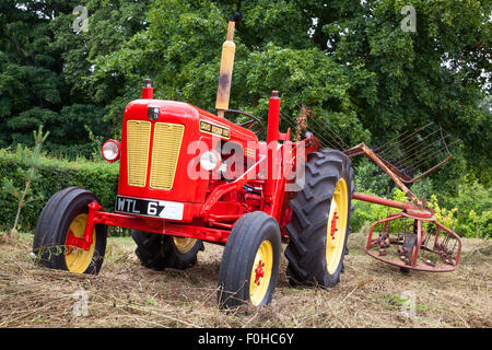 Epperstone, Lancashire, Royaume-Uni 16 août 2015. Un jour chaud et sec avec des périodes de soleil dans le village de Epperstone. Ci-dessus, est un construit britannique vintage David Brown 990 Implematic tracteur utilisé pour tondre le wildflower meadow dans le pittoresque centre village. Le tracteur a été introduit au début des années 1960 et a été un choix populaire pour les agriculteurs et est rapidement devenu un concurrent de l'aime de Ford et de Massey Ferguson. Credit : Mark Richardson/Alamy Live News Banque D'Images