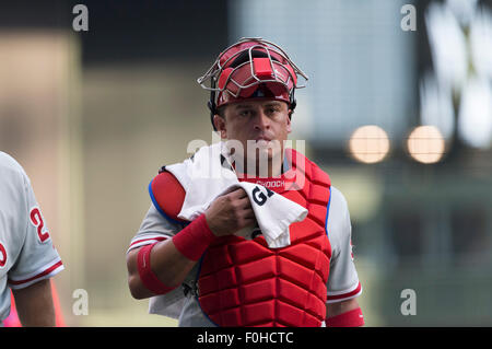 Milwaukee, WI, USA. Août 15, 2015. Philadelphia Phillies catcher Carlos Ruiz # 51 avant le match de la Ligue Majeure de Baseball entre les Milwaukee Brewers et les Phillies de Philadelphie au Miller Park de Milwaukee, WI. John Fisher/CSM/Alamy Live News Banque D'Images