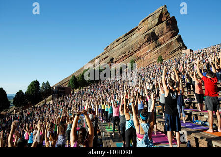 Les praticiens de yoga, yoga sur les rochers, le Red Rocks Amphitheatre, Morrison, Colorado USA Banque D'Images