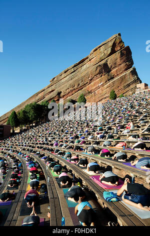 Les praticiens de yoga, yoga sur les rochers, le Red Rocks Amphitheatre, Morrison, Colorado USA Banque D'Images