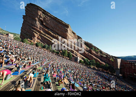 Les praticiens de yoga, yoga sur les rochers, le Red Rocks Amphitheatre, Morrison, Colorado USA Banque D'Images