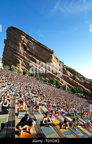 Les praticiens de yoga, yoga sur les rochers, le Red Rocks Amphitheatre, Morrison, Colorado USA Banque D'Images