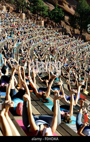 Les praticiens de yoga, yoga sur les rochers, le Red Rocks Amphitheatre, Morrison, Colorado USA Banque D'Images