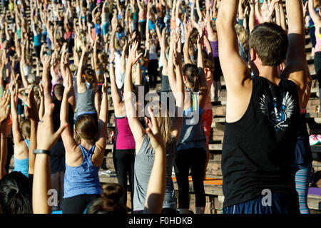 Les praticiens de yoga, yoga sur les rochers, le Red Rocks Amphitheatre, Morrison, Colorado USA Banque D'Images