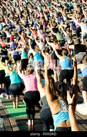 Les praticiens de yoga, yoga sur les rochers, le Red Rocks Amphitheatre, Morrison, Colorado USA Banque D'Images