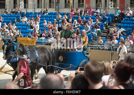 Char entre dans l'arène romaine au Guildhall de Londres pour les jeux de gladiateurs. Banque D'Images