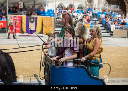 Char entre dans l'arène romaine au Guildhall de Londres pour les jeux de gladiateurs. Banque D'Images