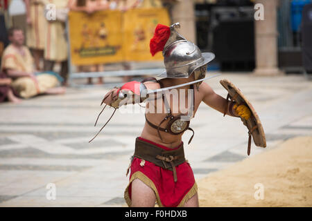 Gladiateurs romains combattre à l'Amphithéâtre, Guildhall de Londres au Royaume-Uni. Banque D'Images