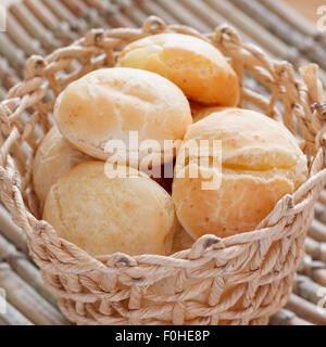 Snack-brésilien (pain au fromage Pao de Queijo") dans panier en osier sur la table en bois. Selective focus Banque D'Images