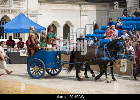 Char entre dans l'arène romaine au Guildhall de Londres pour les jeux de gladiateurs. Banque D'Images