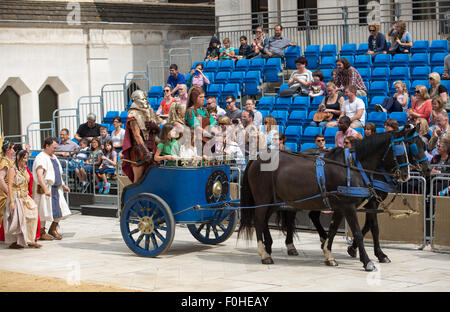 Char entre dans l'arène romaine au Guildhall de Londres pour les jeux de gladiateurs. Banque D'Images