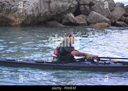 Gibraltar. 16 août, 2015. Le samedi 15 août 2015 deux rameurs de Gibraltar est parti de Tanger à pagayer à Gibraltar dans l'aide de la charité. Norman et Michael, l'ancien rameur handicapé, est arrivé à Catalan Bay dans l'Est de Gibraltar après avoir traversé la route de navigation commerciales achalandées du détroit de Gibraltar, puis traversée de la baie de Gibraltar avant padding le long de la côte à l'une des principales plages de Gibraltar. Les deux rameurs ont été l'aviron dans l'aide au projet de Maisons Cheshire qui aide les enfants à Tanger. Crédit : Stephen Ignacio/Alamy Live News Banque D'Images