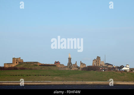 Tynemouth Priory et le Mémorial de Collingwood à Tynemouth, Angleterre. Banque D'Images