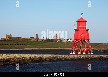 Tynemouth Priory et le Mémorial de Collingwood à Tynemouth, Angleterre. Le troupeau épi se dresse le phare à l'avant-plan. Banque D'Images