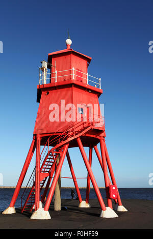 Épi de troupeau phare dans South Shields, en Angleterre. Le phare se distingue par l'embouchure de la rivière Tyne. Banque D'Images