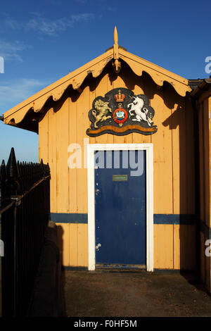 Une hutte au centre d'action bénévole de recherche et de sauvetage Sauvetage porte le heaquarters royal crest à South Shields, en Angleterre. Banque D'Images