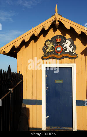 Une hutte au centre d'action bénévole de recherche et de sauvetage Sauvetage porte le heaquarters royal crest à South Shields, en Angleterre. Banque D'Images