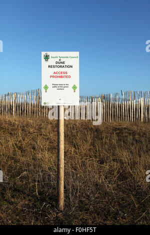 Un signe représente un projet de restauration des dunes à South Shields, en Angleterre. L'accès aux dunes sont interdites. Banque D'Images