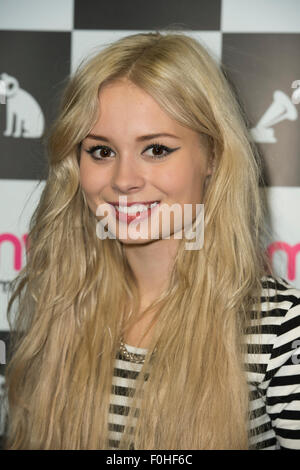 La chanteuse écossaise compositeur Nina Nesbitt chez HMV de Londres. Banque D'Images