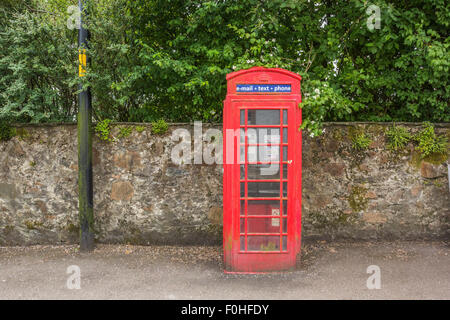 PHONE BOX, INVERARAY, en Écosse, vers juin 2014. Une cabine téléphonique typique en Ecosse. Banque D'Images