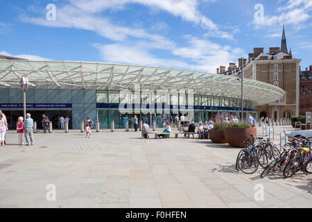 Les gens attendent en dehors de la hall des départs à la gare de King's Cross à Londres. Banque D'Images