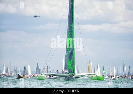 Cowes, île de Wight, Royaume-Uni, dimanche. 16 août 2015. 46e édition de la Rolex Fastnet Race 2015 a débuté à 12:00 CEST à la lumière diffuse. Phédon Trimaran^3 au premier plan juste après le départ Crédit : Sam Kurtul / Alamy Live News Banque D'Images