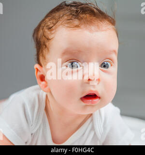 2 mois bébé garçon portrait à la maison. Banque D'Images