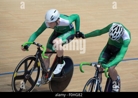 Derby, Royaume-Uni. Août 16, 2015. La paire irlandaise de Mark Downey et Fintan Ryan mener une handsling passage au cours de l'événement au Madison série révolution au Derby Arena, Derby, Royaume-Uni le 16 août 2015. La révolution est une série de courses sur piste, avec de nombreux des meilleurs du monde les cyclistes sur piste. Cet événement, qui se déroule sur 3 jours, du 14 au 16 août 2015, est un important événement pour la préparation des Jeux Olympiques de Rio 2016, permettant aux coureurs britanniques de marquer des points de qualification pour les Jeux. Crédit : Andrew Peat/Alamy Live News Banque D'Images