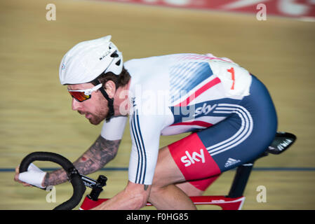 Derby, Royaume-Uni. Août 16, 2015. Sir Bradley Wiggins est concurrentiel dans le Madison à la série révolution au Derby Arena, Derby, Royaume-Uni le 16 août 2015. La révolution est une série de courses sur piste, avec de nombreux des meilleurs du monde les cyclistes sur piste. Cet événement, qui se déroule sur 3 jours, du 14 au 16 août 2015, est un important événement pour la préparation des Jeux Olympiques de Rio 2016, permettant aux coureurs britanniques de marquer des points de qualification pour les Jeux. Crédit : Andrew Peat/Alamy Live News Banque D'Images