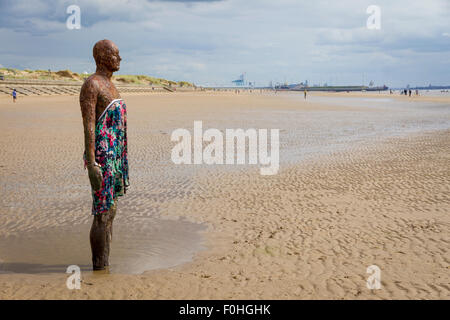 Un autre Gormleys Antony Place Sculpture sur Crosby Beach porte une robe Banque D'Images
