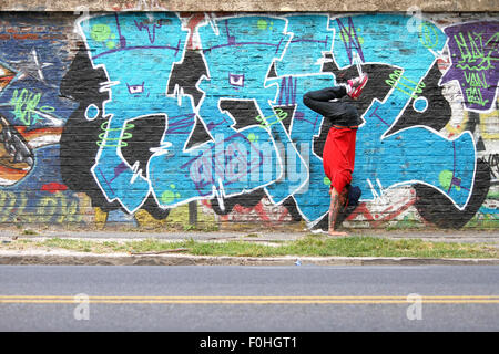 Un spectacle d'HipHop danseur en face d'un mur de graffiti. Banque D'Images