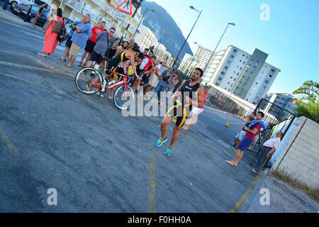 Gibraltar. 16 août, 2015. L'équipe de Natwest Gibraltar Triatholon a eu lieu ce dimanche avec les enfants et participer à la nouvelle du circuit prévu. D'abord les athlètes ont nagé 300m à l'intérieur de la zone portuaire, avant de partir sur un 7,8 km (6 tour) circuit routier pour les cyclistes. L'itinéraire s'athlètes en routes principales, avec le plus grand nombre de marshalls et les bénévoles encore vu dans l'année 10 présence de triathlon à Gibraltar. Crédit : Stephen Ignacio/Alamy Live News Banque D'Images