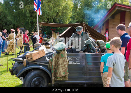 La Seconde Guerre mondiale, les adopter de nouveau une jeep allemande sur l'affichage avec un homme habillé en uniforme Allemand à Cannock Chase Visitor Centre UK Banque D'Images