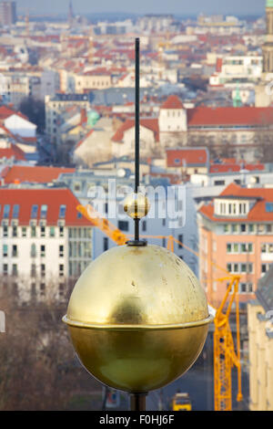 Vue sur le paysage urbain de Berlin au-delà d'un Golden Globe sur le toit de la cathédrale de Berlin. Banque D'Images
