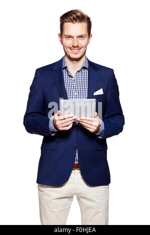 Happy young man using digital tablet. Isolé sur fond blanc. Banque D'Images