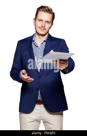 Portrait of a young man giving une tablette numérique. Isolé sur fond blanc. Banque D'Images