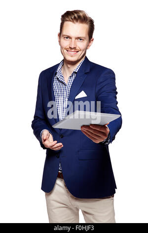 Portrait of a young man giving une tablette numérique. Isolé sur fond blanc. Banque D'Images