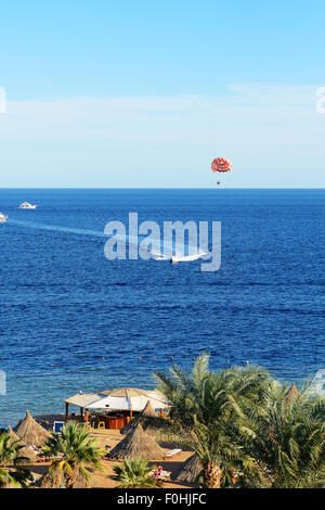 Le parapente et la plage de l'hôtel de luxe, Charm el-Cheikh, Égypte Banque D'Images